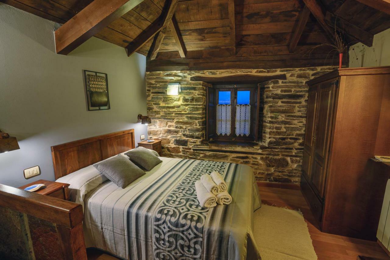 Apartamentos Rurales Casa Riveras Santa Eulalia de Oscos Bagian luar foto